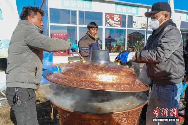 青海刚察：徒步爱好者青海湖畔品冬肉迎重阳
