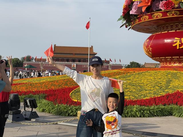 祝福祖国！市民天安门广场大花篮前拍照留影，共迎国庆