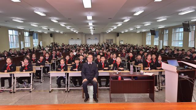 蓉城“五老”开讲啦：一场跨越时空的科技对话