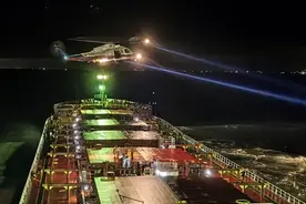 厦门大学附属翔安医院完成福建省首例海上夜航紧急医学救援图片