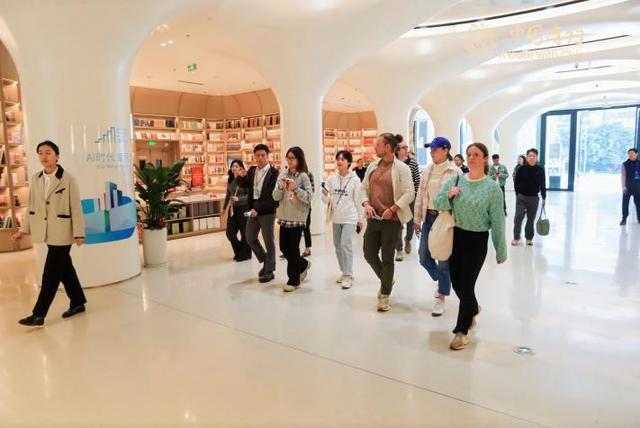【中国有约】不像书城，更像文化公园！国际友人漫步深圳“湾区之眼”感受“书香中国”