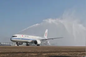 行政长官贺一诚登临国航C919客机 为载旗国产大飞机点赞图片