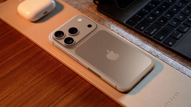 早报｜iPhone 17 Pro 或配备 8 倍光学变焦/廉价版特斯拉 Model Y 内饰曝光/宇树创始人回应「机器人跳舞拳击没用」