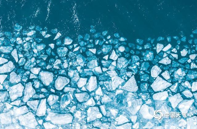 素白映碧蓝 勾勒出冬日空灵与旷远