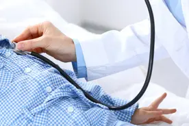 2岁宝宝查出梅毒，父母爆发剧烈争吵，最后却发现可能跟奶奶这个习惯有关图片