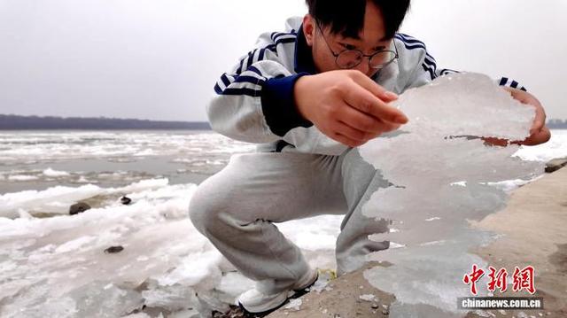 边城呼玛：界江流冰“冰排逐江”盛景引客来