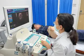 身高1.7米、体重近100公斤，妈妈还担心他营养不够，17岁男生“补”成重度脂肪肝图片