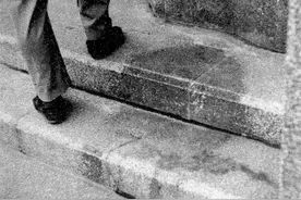 原子弹轰炸后的日本街头，出现了一个个人形的黑影图片