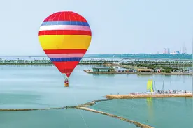 乘坐热气球 观七彩盐湖图片