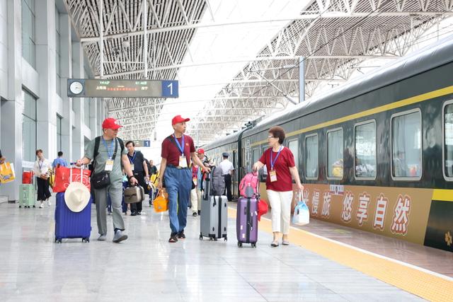 上海西站首列新疆旅游列车今发车，系重建后首列驶出长三角的旅游列车