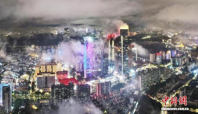 广西南宁：雨后城市如仙境