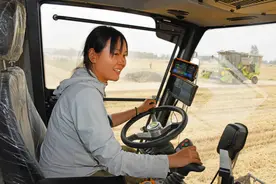 是女汉子也是软妹子！平顶山“00后”女孩麦田里获颁“青年岗位能手”证书图片