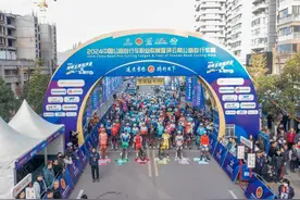 环云南公路自行车赛玉溪站今天在抚仙湖畔开赛图片