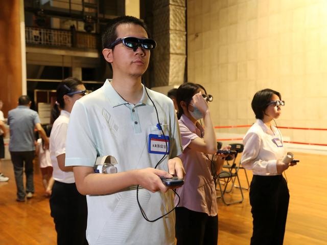 AR“穿越”见证历史一刻！广州中山纪念堂重现日军投降签字仪式
