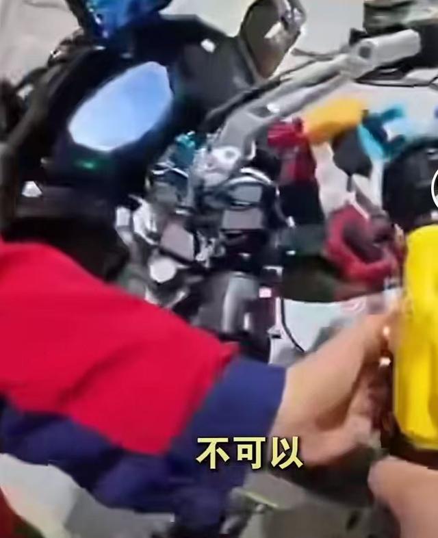男子骑摩在禁摩高速服务区加油被拒后喷油，重庆交警介入，律师解析紧急情况能不能加油