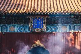 抢不到雍和宫头炷香的人，正在戴水晶自我疗愈图片