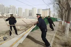 梨城城管积极应对大风天气 及时消除工地围挡安全隐患图片