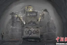 银百高速大巴山特长隧道贯通图片