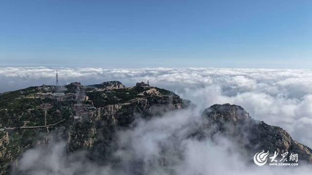 泰山：云海漫过十八盘 漫山云雾卷成“纱幔”