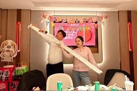 山西一对新人花2万多元在海底捞办婚礼宴请140名亲友，账单打了两米长图片