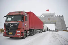 镜观中国·新华社国内新闻照片一周精选丨中巴唯一陆路口岸迎来新年首个通关日（7）图片