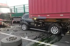 宝马X5遭追尾后撞进货车底，车主称座椅瞬间放倒，仅受轻伤！官方：没有这样的功能图片