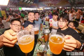 干杯！青岛国际啤酒节上举杯狂欢图片