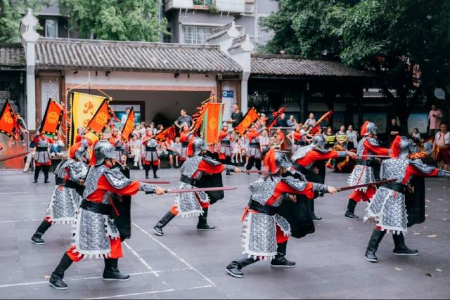 新津古家“火牛”耍成都 游客体验乡土与国际的奇妙邂逅｜万千气象成都行
