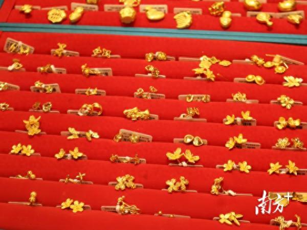 银行贷款逾期三天后果，金价连跌，前段时间买金豆的年轻人后悔了吗？ 配图04