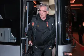 再战新加坡国足以不变应万变，“希望用胜利来回报球迷”图片