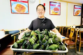老字号特色香粽热卖，粽香招牌菜摆上餐桌图片
