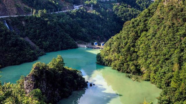 鹤峰：秋水伊人湾潭河