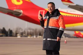 “全能型”机坪技师董师傅的春运：看着飞机安全起降，我心里踏实图片