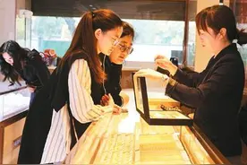 金饰价格近期数次突破每克800元关口——金价高位震荡，市场反响几何？图片