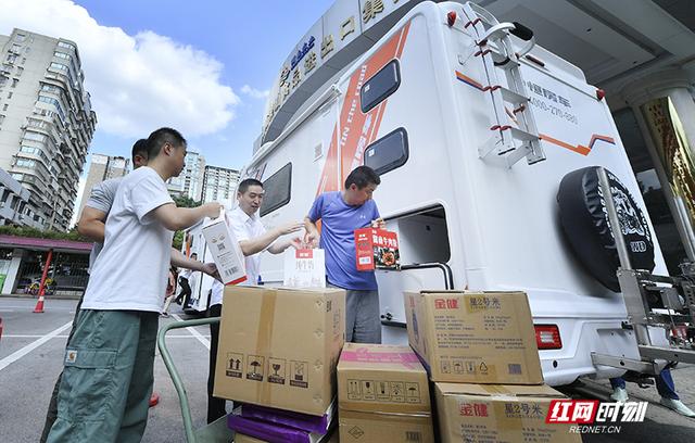 “从湘出发，28000公里全程记录”作家带着湖南菜去追北极之光