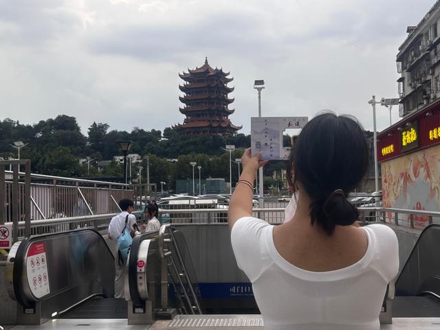 黄鹤楼下小伙送“打卡神器”千人预约，现场背诗可免费领取，愿游客重拾文化记忆