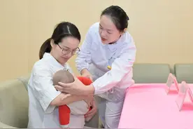 哺乳期妈妈也能吃榴莲、喝咖啡，适量就好图片