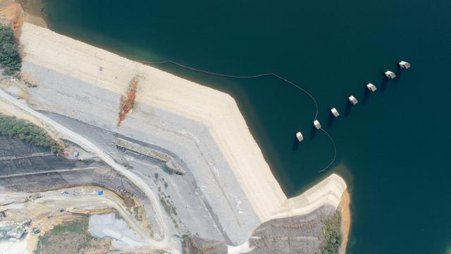 百色水利枢纽通航设施工程省水船闸主体结构封顶
