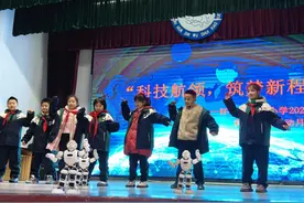 机器人与学生互动跳舞、舞狮、跳远比赛 怀化市㵲水小学这场活动科技感满满图片