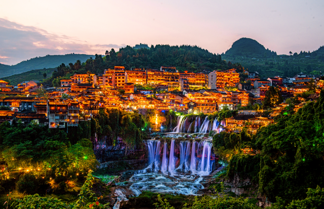 与故宫、长城同台领奖，这座长满了国际游客的古镇拥有怎样的“出海密码”