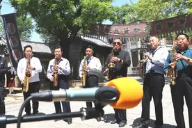 萨克斯奏响“红嫂家乡”幸福曲图片