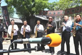 萨克斯奏响“红嫂家乡”幸福曲图片