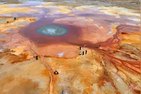 五彩斑斓艾肯泉图片