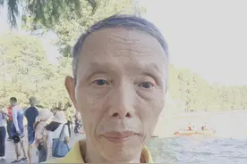 看见男子在漩涡中挣扎，他俩跳进江中……图片