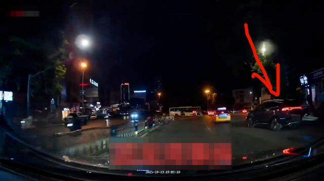 警方通报：泸州回龙街汽车撞倒5名行人致2死3伤 驾驶员被控制，排除酒驾毒驾嫌疑