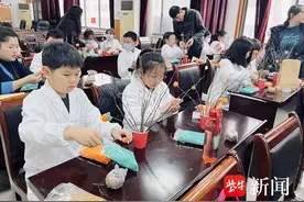 巧手童心迎冬来，“柿柿”如意颂冬安！苏州工业园区娄葑街道开展制作柿子树手工活动图片
