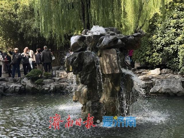 一年四季 泉在济南丨济南月牙飞瀑水量丰沛 引市民游客扎堆打卡