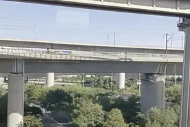 郑州东站部分列车晚点，官方：因设备故障，列车陆续恢复图片