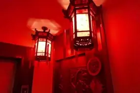 红得吓死人！上海一居民自称“书香门第”，却把家门口布置成这样！邻居心慌慌图片