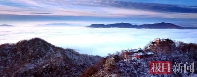 湖北偏头山国家森林公园雪后盛景：云海铺底 金顶耀光